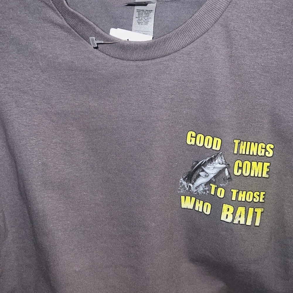 Fishing T-Shirt states “GOOD THINGS COME TO THOSE WHO BAIT” by Gildan (NWT)
